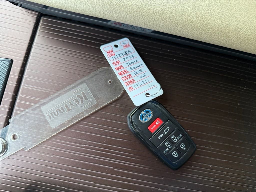 Used 2023 Toyota Sienna XLE w/ XLE Plus Package FWD image 27