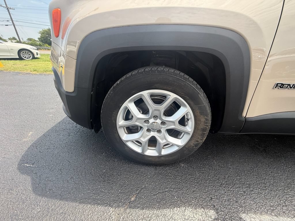 Used 2015 Jeep Renegade Latitude w/ Cold Weather Group FWD image 10