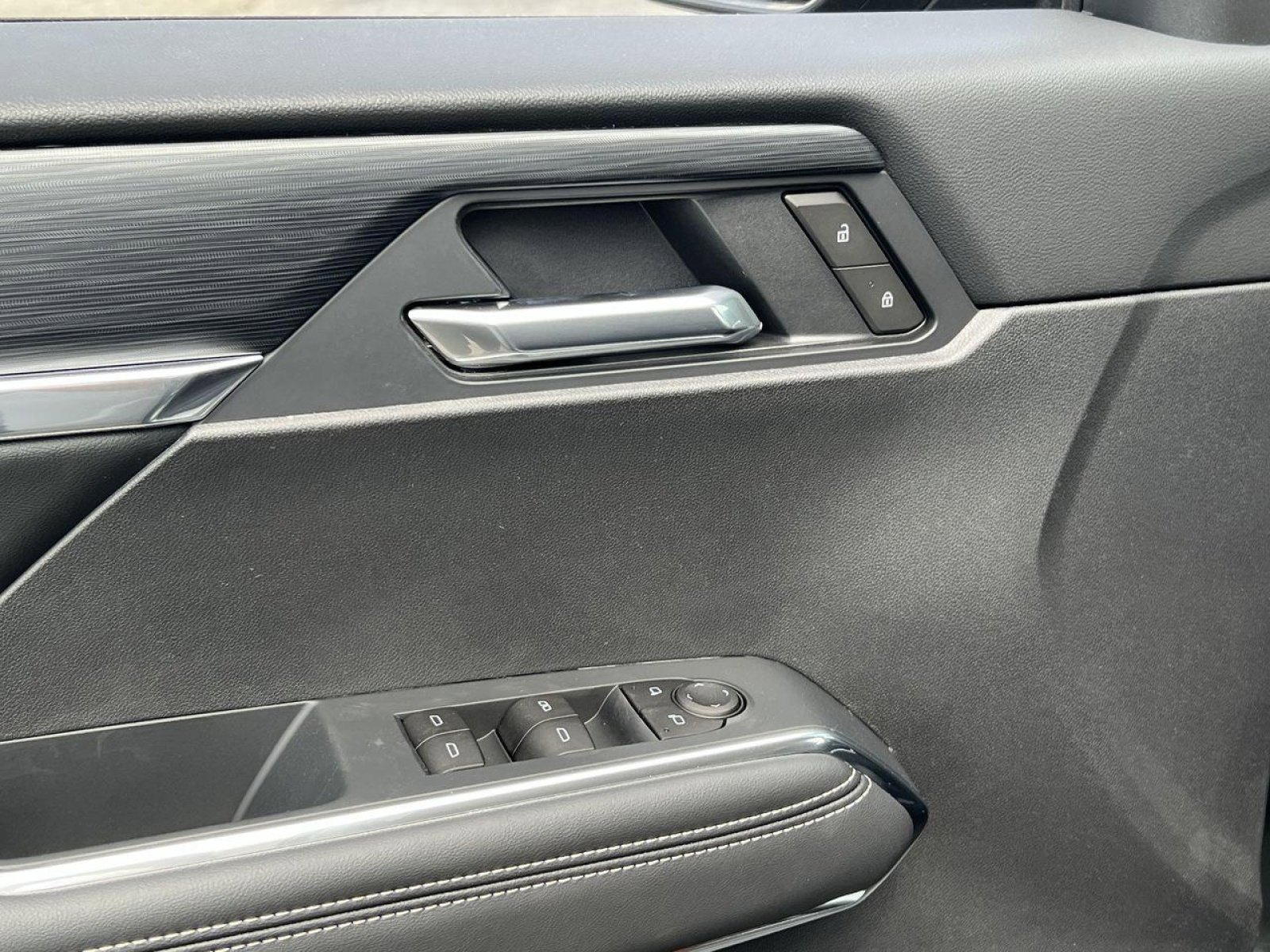 New 2025 GMC Acadia Elevation image 11