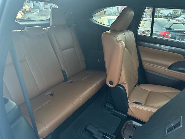 Used 2021 Toyota Highlander Platinum AWD/4WD image 17