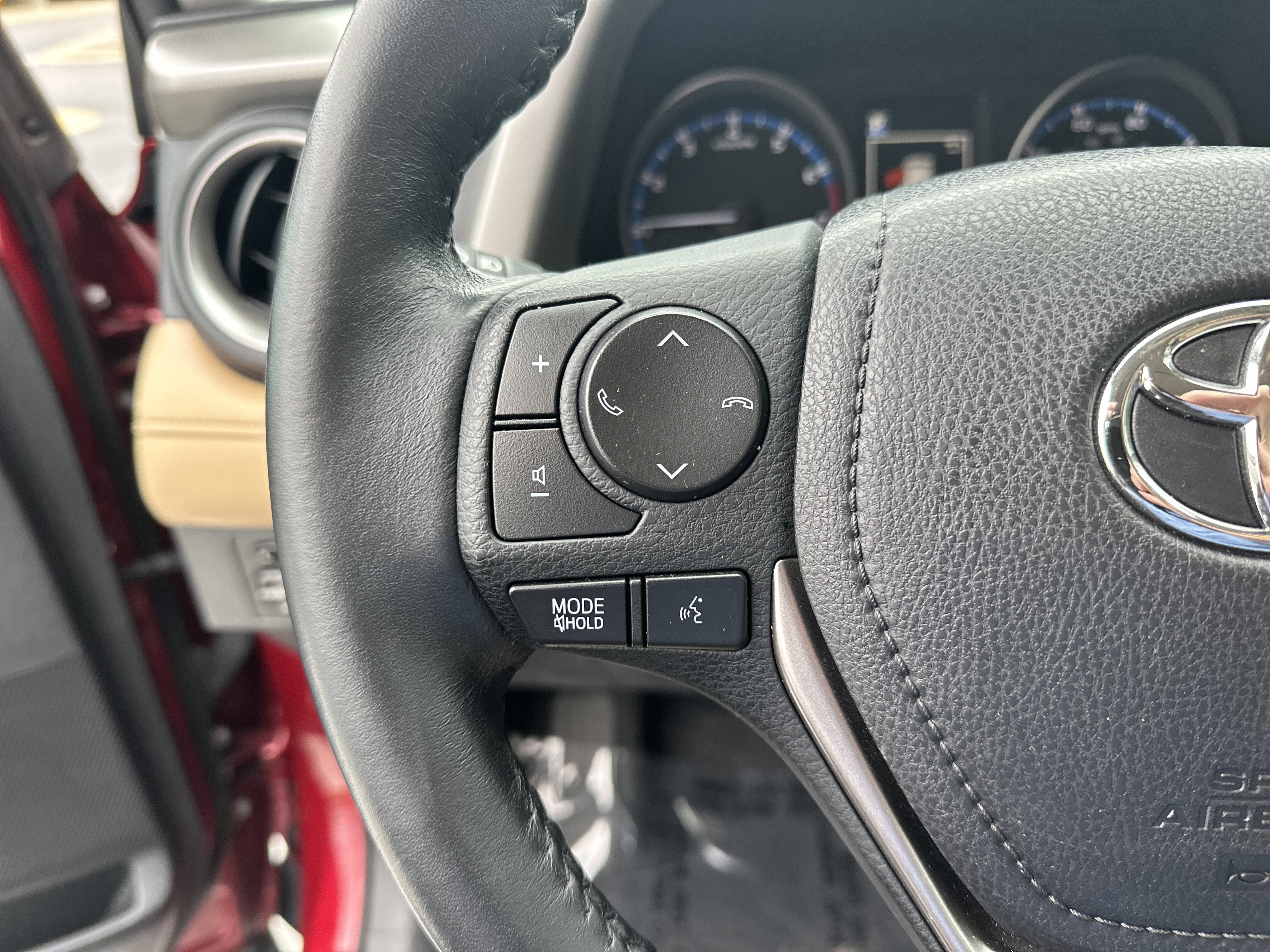 Used 2018 Toyota RAV4 XLE image 19