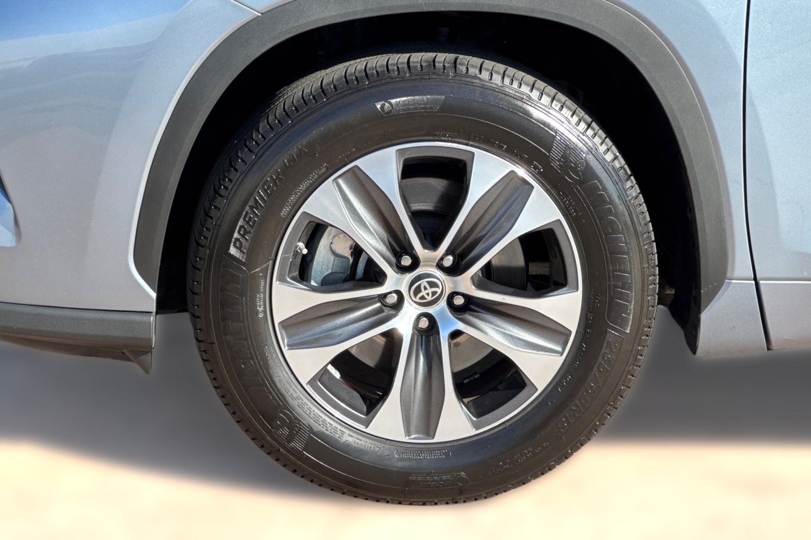 Used 2022 Toyota Highlander XLE FWD image 12