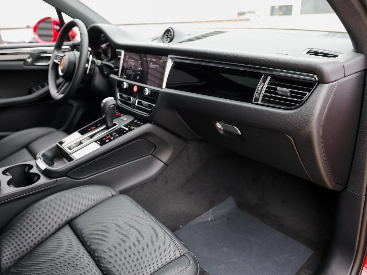 Certified 2026 Porsche Macan S AWD/4WD image 28