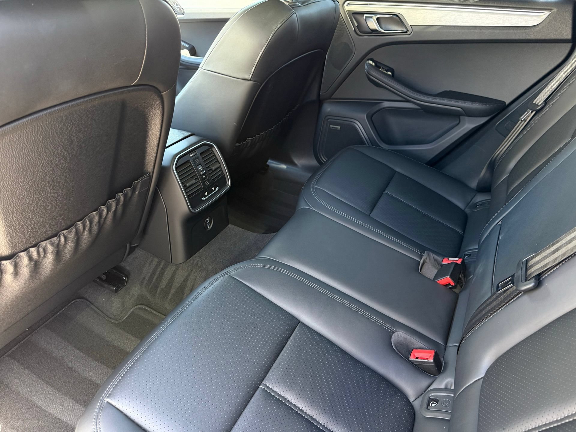 Used 2026 Porsche Macan AWD/4WD image 30