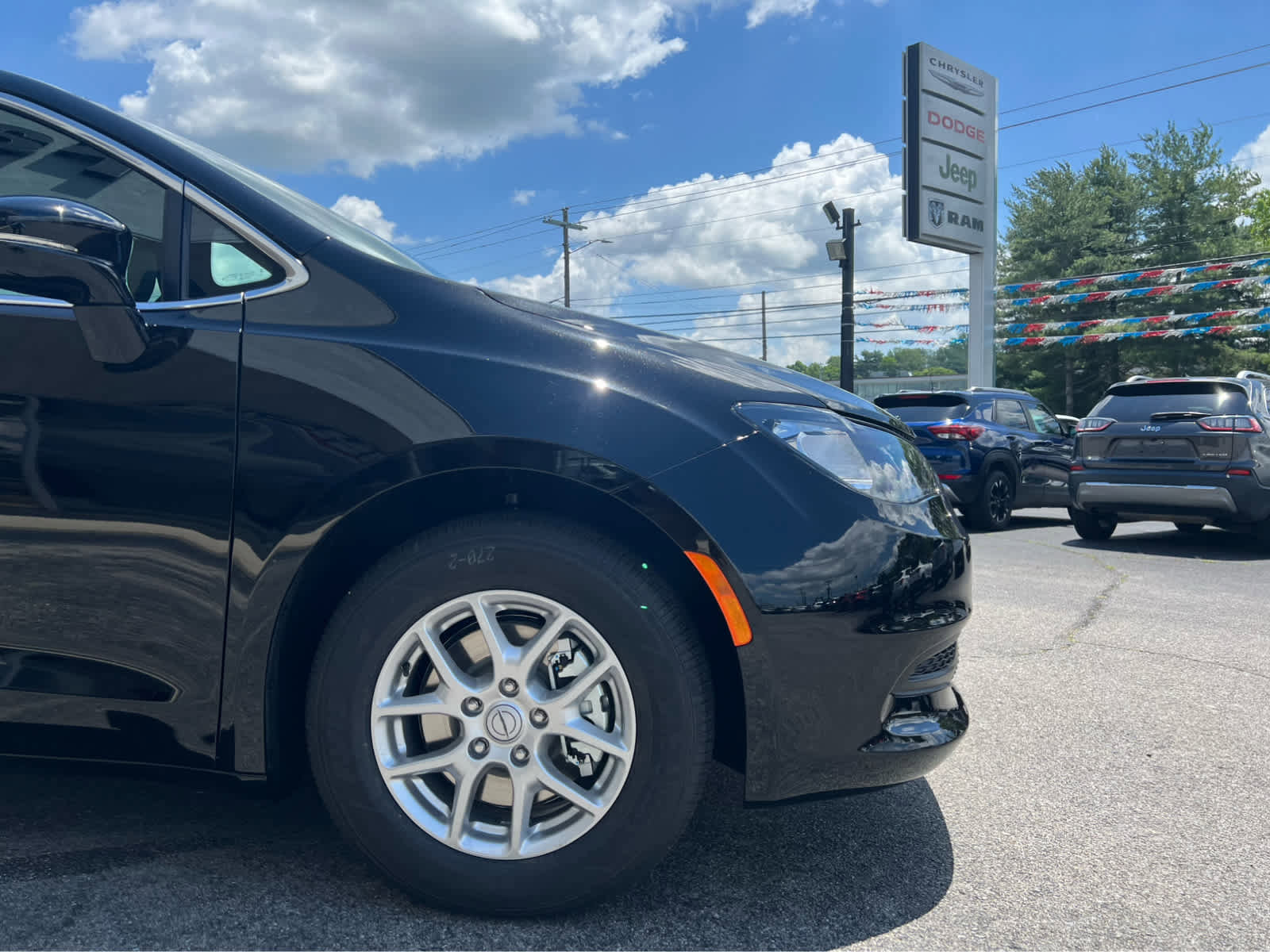 New 2025 Chrysler Voyager LX image 4