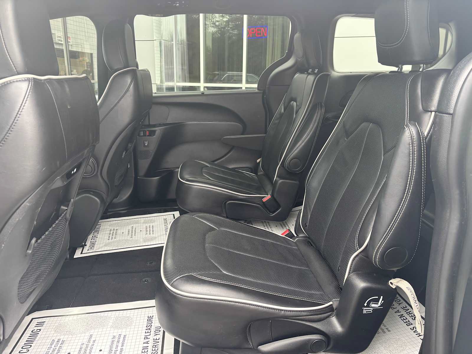Used 2025 Chrysler Pacifica Limited FWD image 13