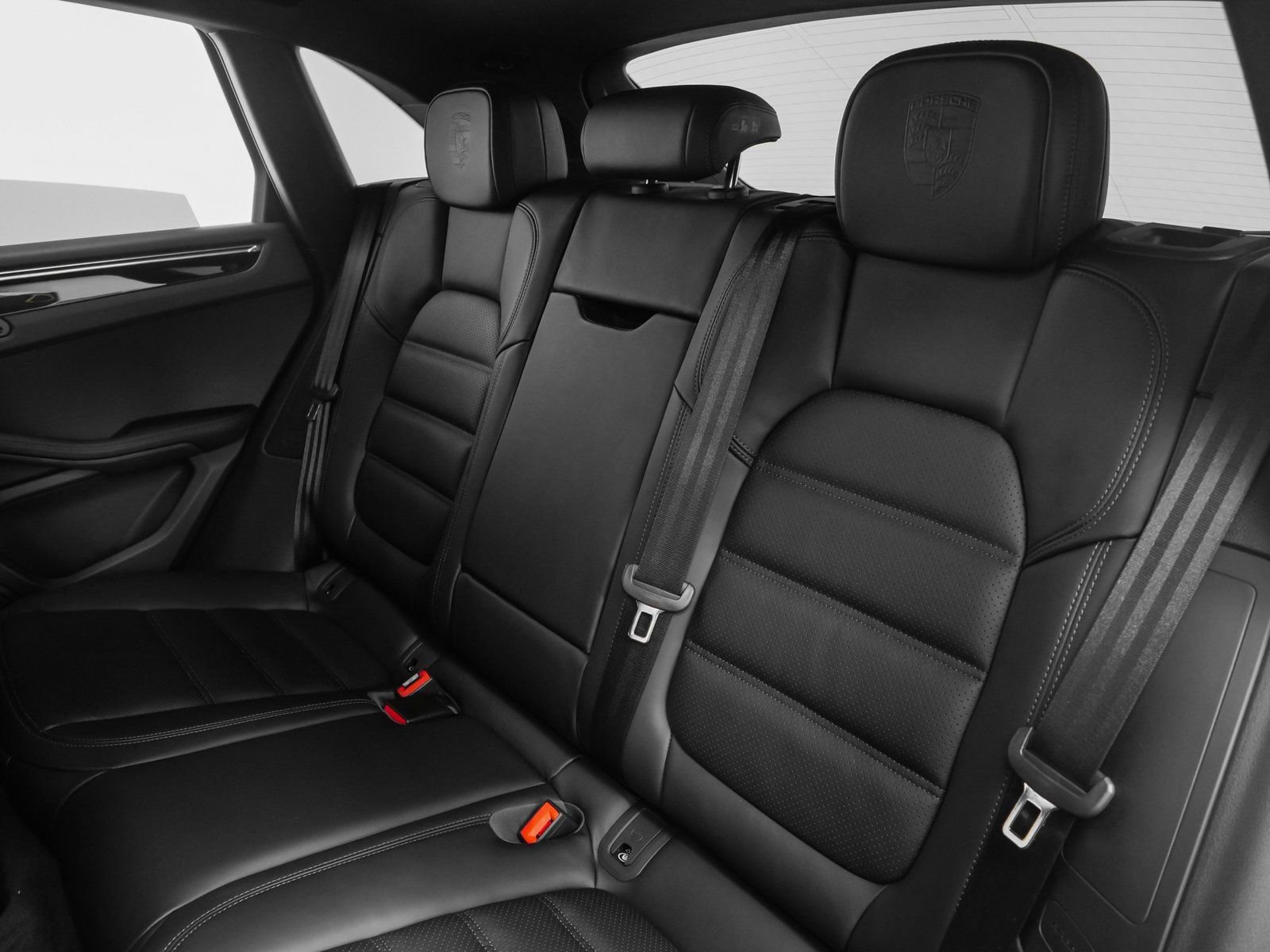 Certified 2025 Porsche Macan AWD/4WD image 34