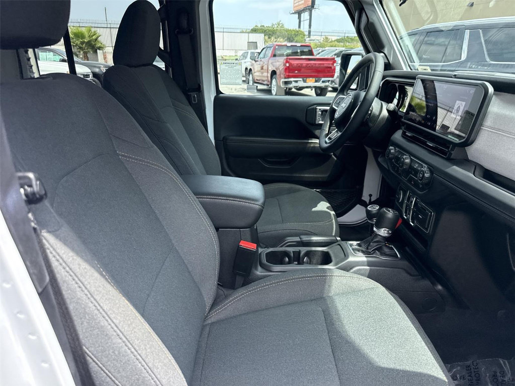 Used 2025 Jeep Wrangler Unlimited Sahara AWD/4WD image 24