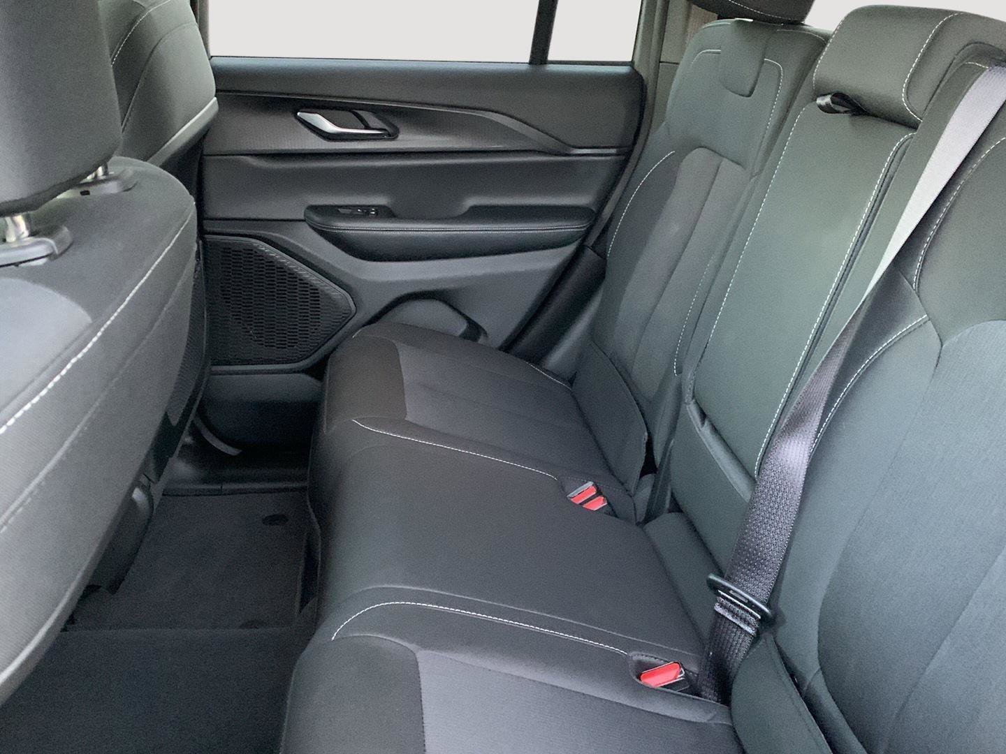 Used 2024 Jeep Grand Cherokee Laredo X image 29