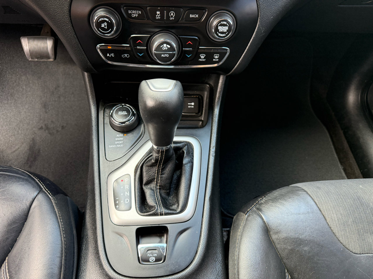 Used 2018 Jeep Cherokee Latitude Plus w/ Comfort/Convenience Group image 12