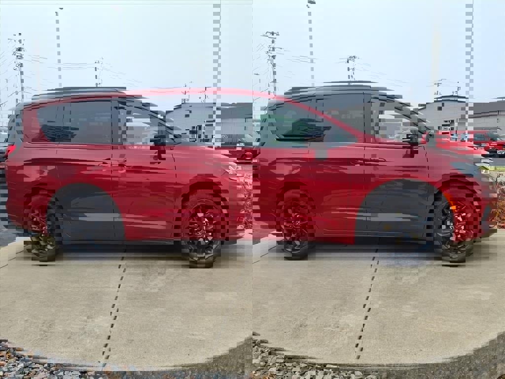 New 2026 Chrysler Pacifica Limited w/ S Appearance Package image 2