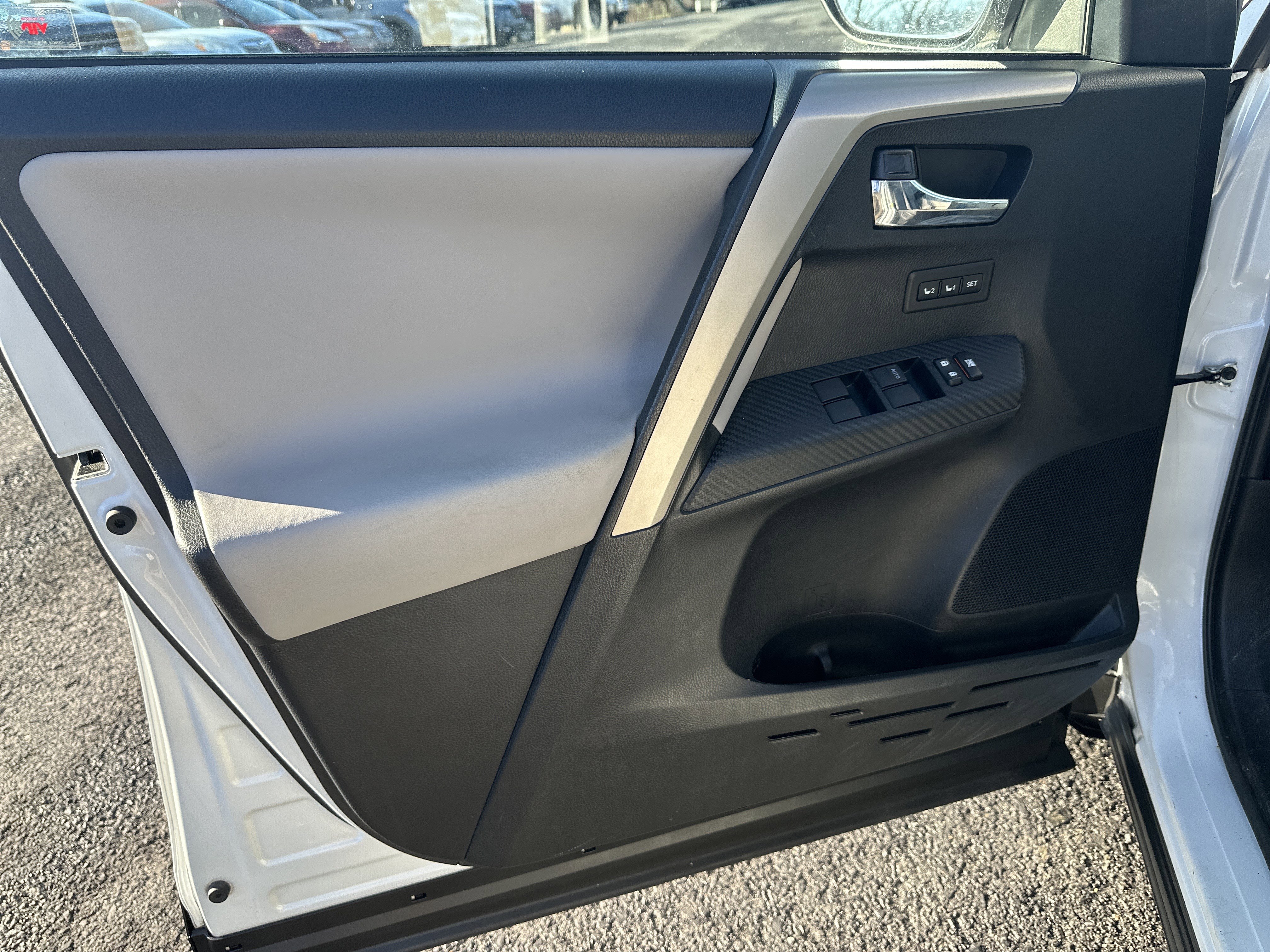 Used 2014 Toyota RAV4 Limited image 15