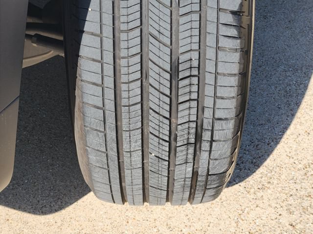 Used 2025 Jeep Grand Cherokee Altitude RWD image 18