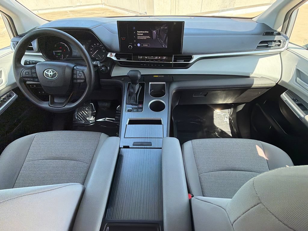 Used 2025 Toyota Sienna LE FWD image 17