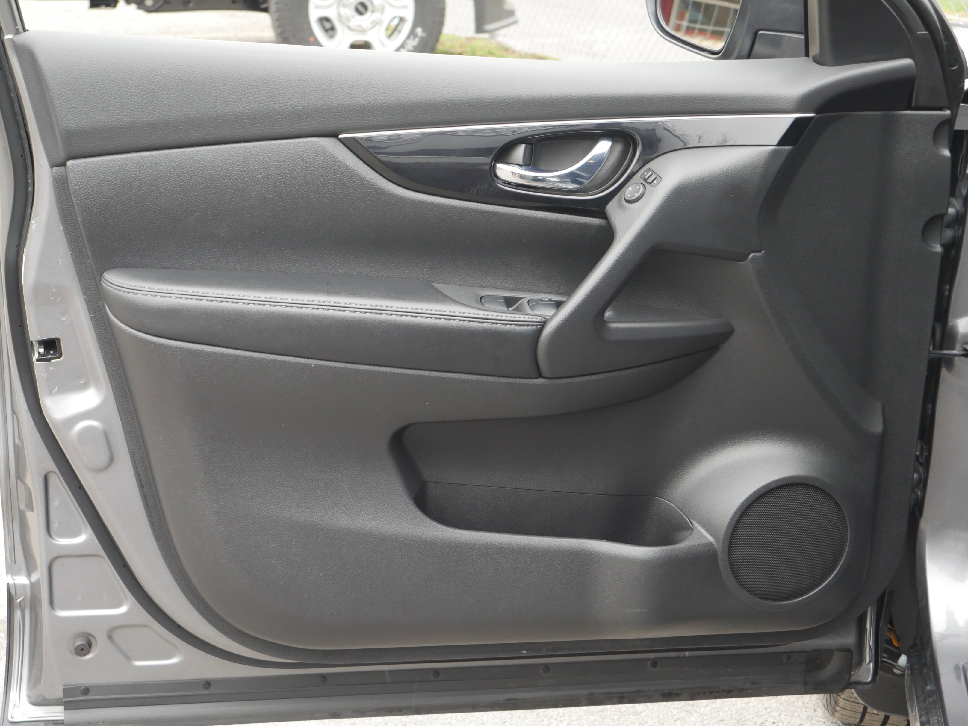 Used 2017 Nissan Rogue Sport SL image 33