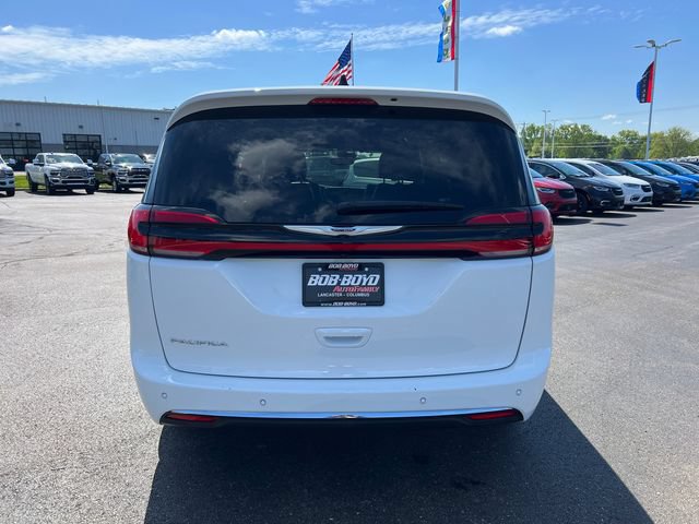 Used 2025 Chrysler Pacifica Select FWD image 6