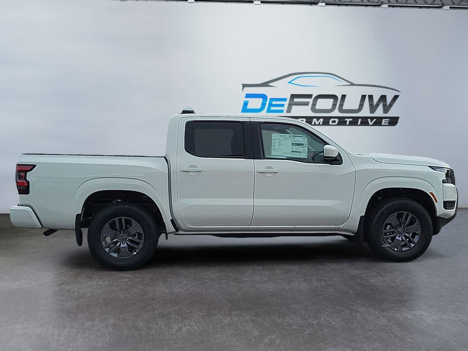 Used 2025 Nissan Frontier SV image 2