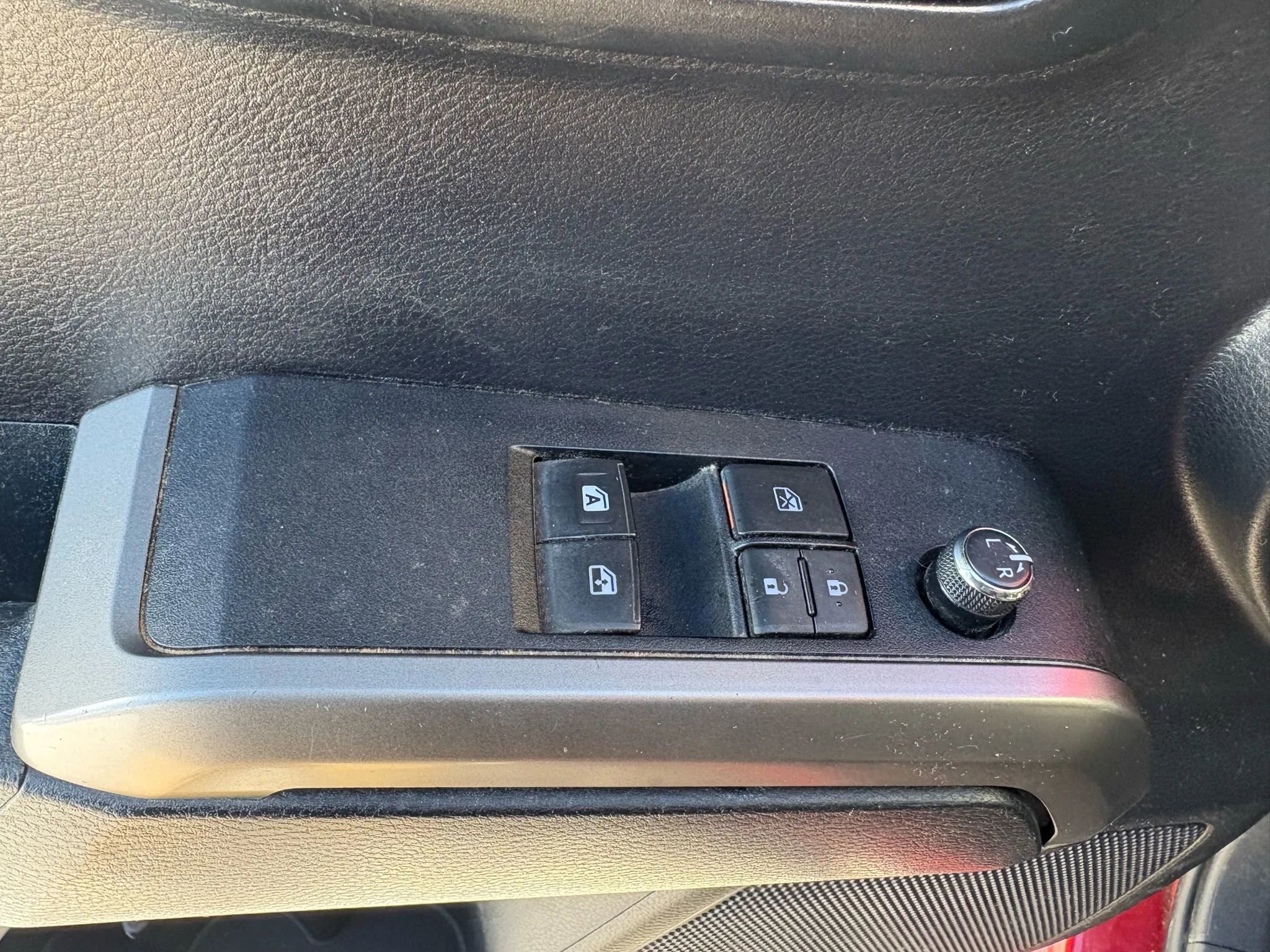 Used 2018 Toyota Tacoma SR5 w/ SR5 Appearance Package (SM) image 8