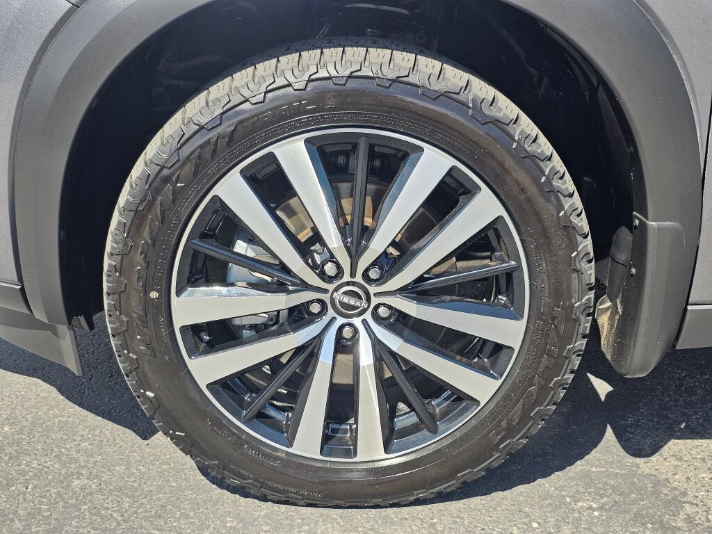 Used 2025 Nissan Pathfinder Platinum AWD/4WD image 8