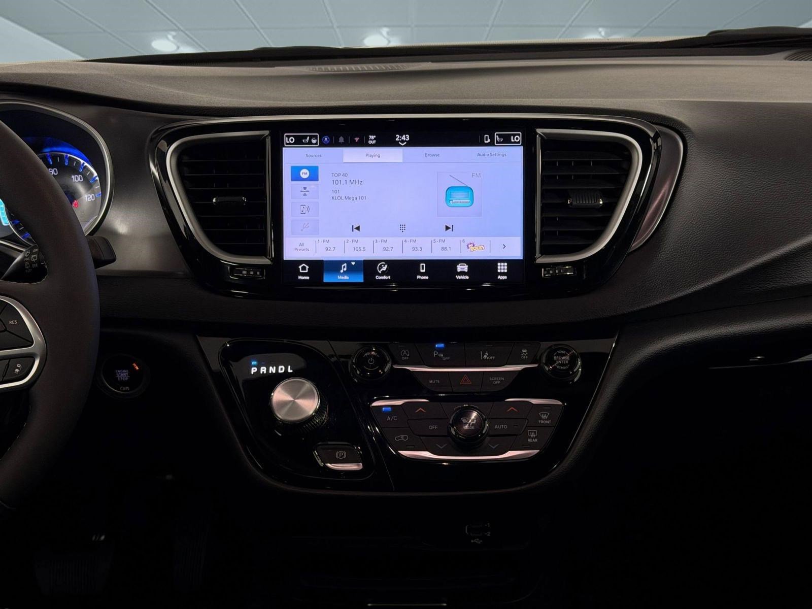 Used 2026 Chrysler Pacifica Select image 24