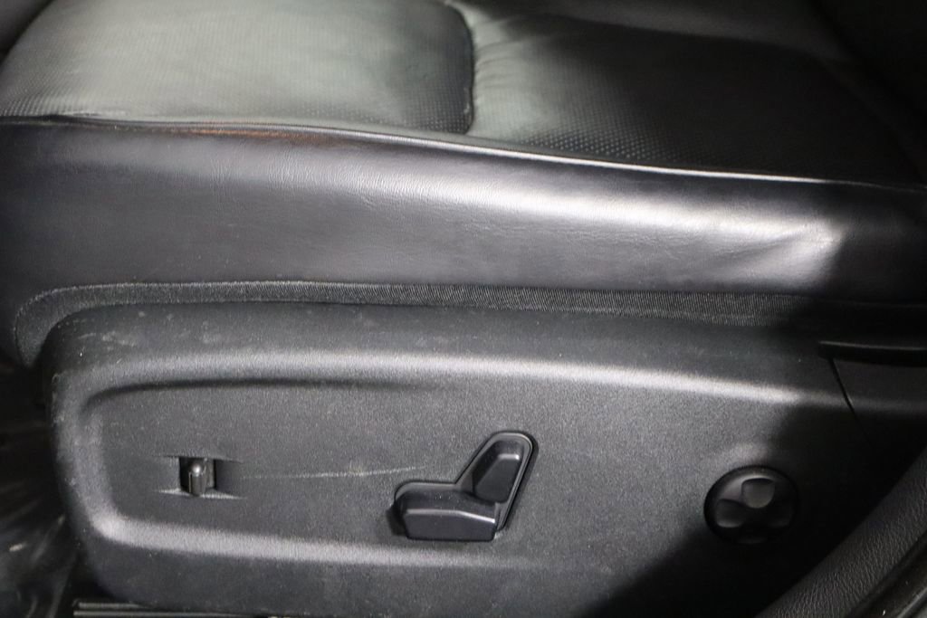 Used 2011 Chrysler 300 C RWD image 23
