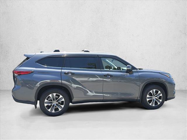Used 2023 Toyota Highlander XLE FWD image 4