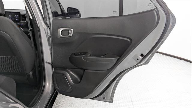 Used 2021 Hyundai Venue SE image 19