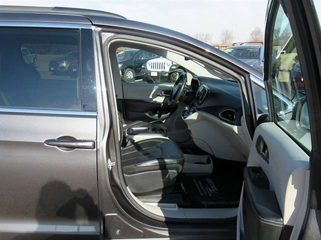 Used 2022 Chrysler Pacifica Touring-L FWD image 14