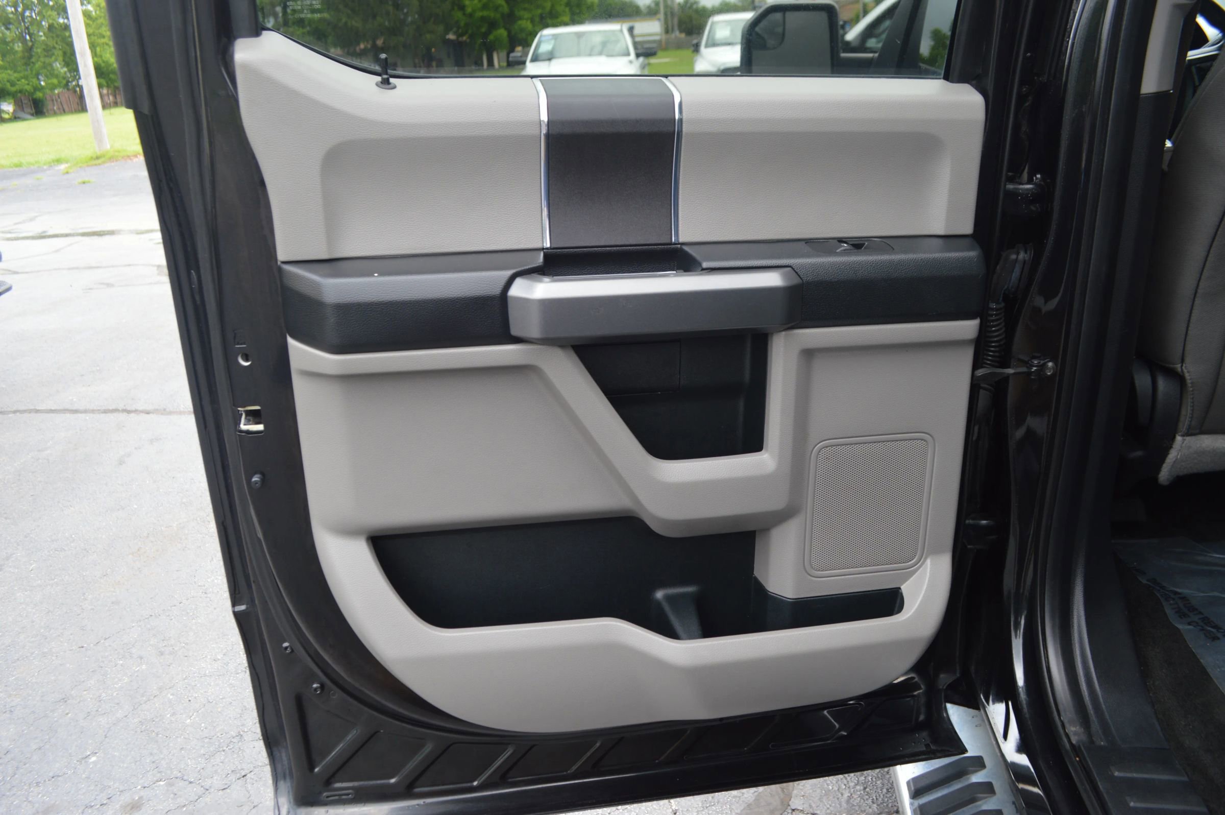 Used 2015 Ford F150 XLT image 21