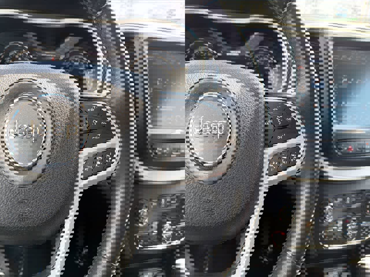 Used 2017 Jeep Cherokee Overland w/ Technology Group image 30