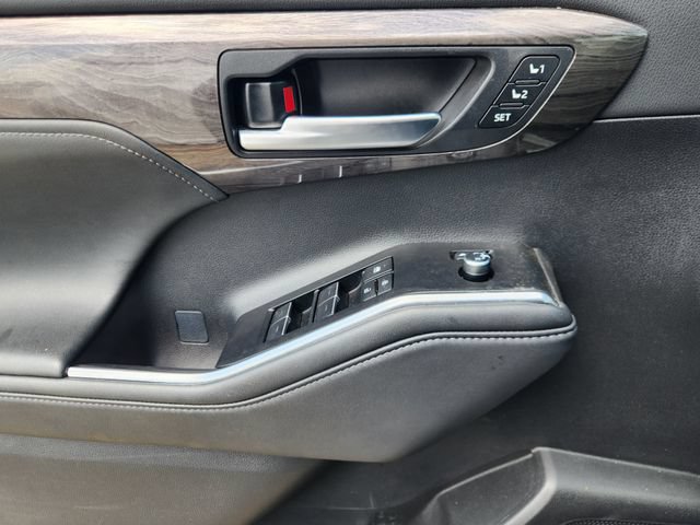 Certified 2025 Toyota Highlander Limited FWD image 22