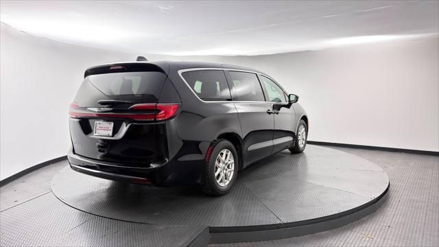 Used 2024 Chrysler Pacifica Touring-L FWD image 8