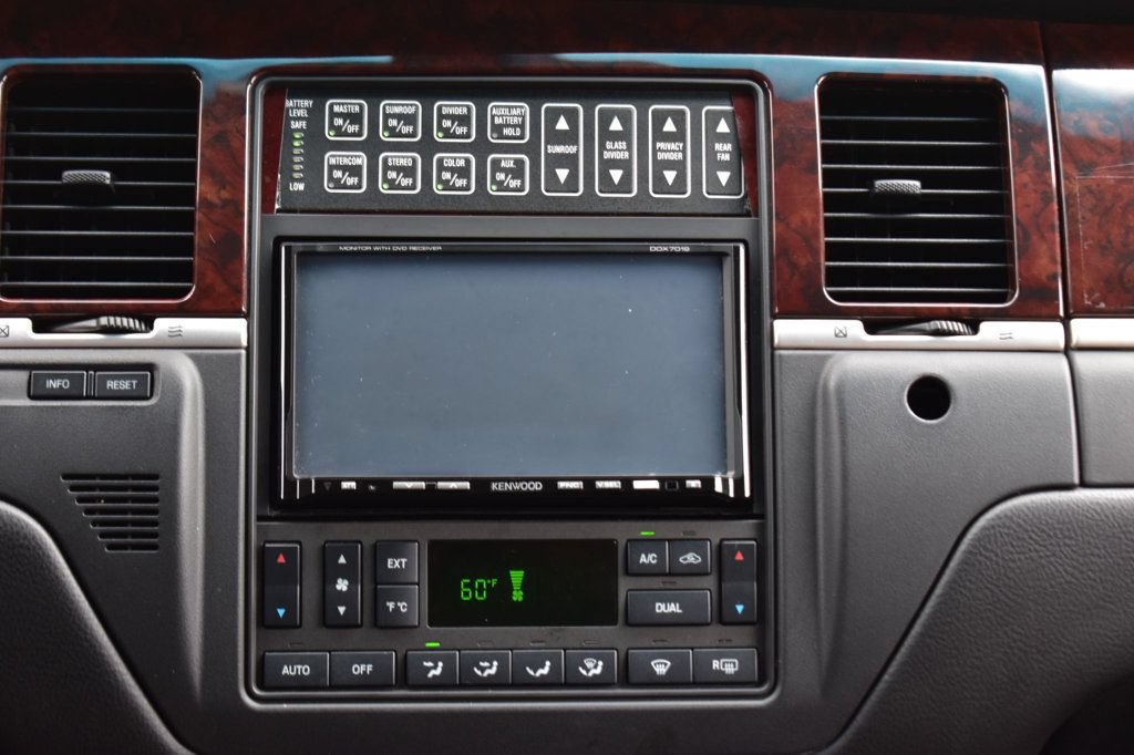 Used 2007 Lincoln Town Car Executive RWD image 37