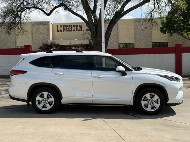 Used 2022 Toyota Highlander LE image 3