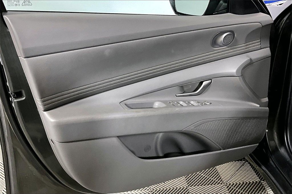 Used 2025 Hyundai Elantra SEL image 18