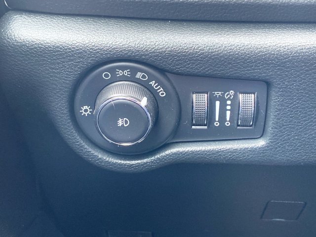 Used 2025 Chrysler Pacifica Limited FWD image 18