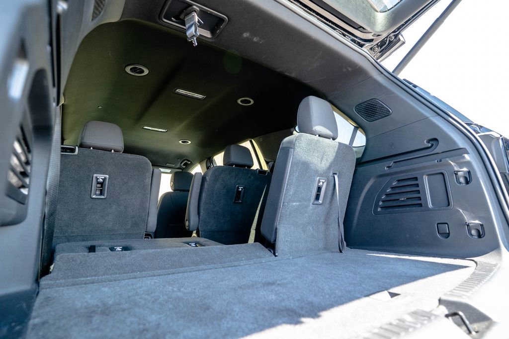 Used 2025 Chevrolet Traverse LT image 34