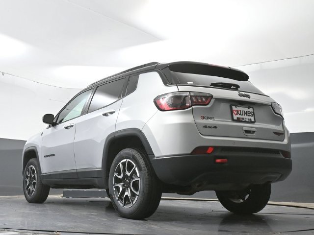 Used 2025 Jeep Compass Trailhawk AWD/4WD image 48