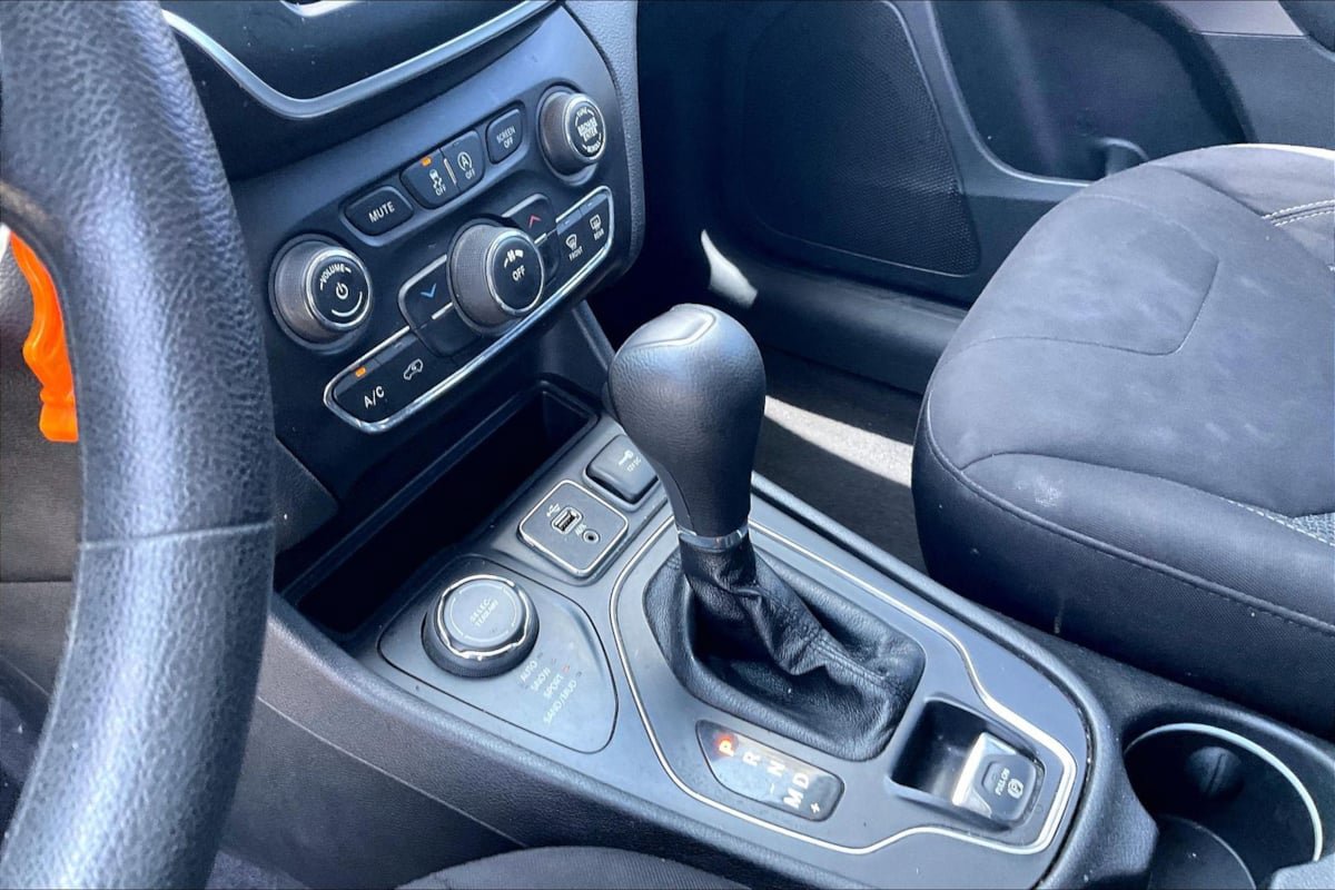 Used 2019 Jeep Cherokee Latitude w/ Popular Appearance Group AWD/4WD image 15