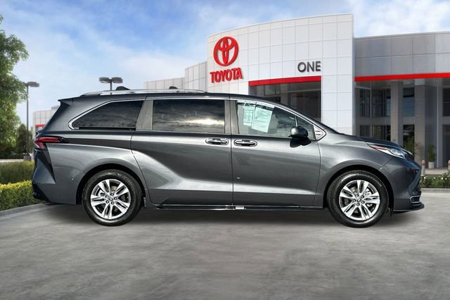 Used 2025 Toyota Sienna Limited image 3