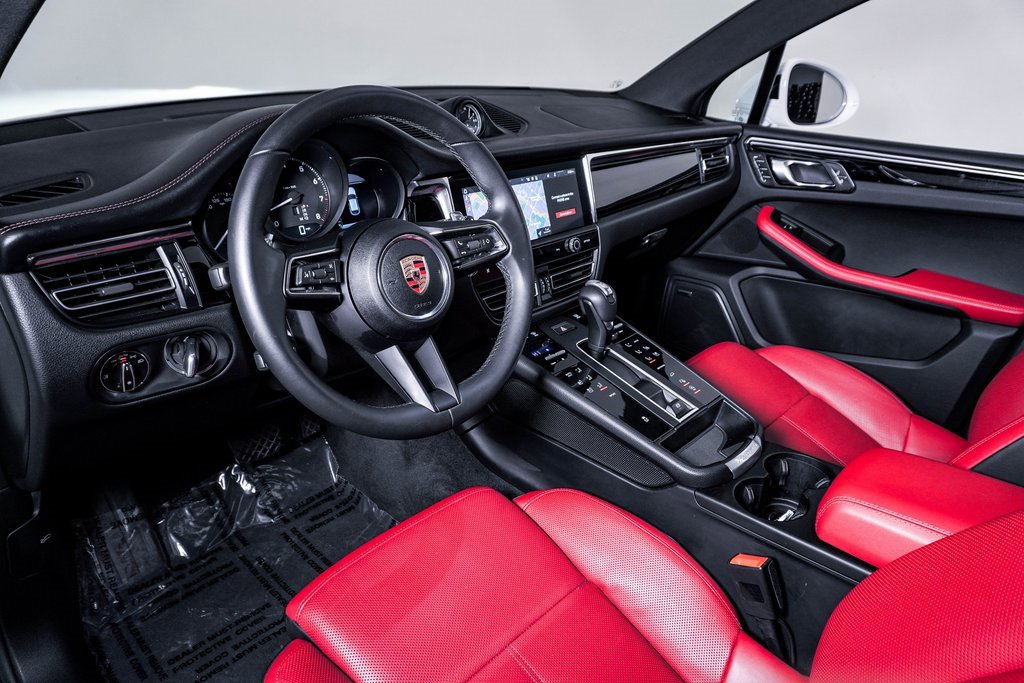 Certified 2025 Porsche Macan image 4