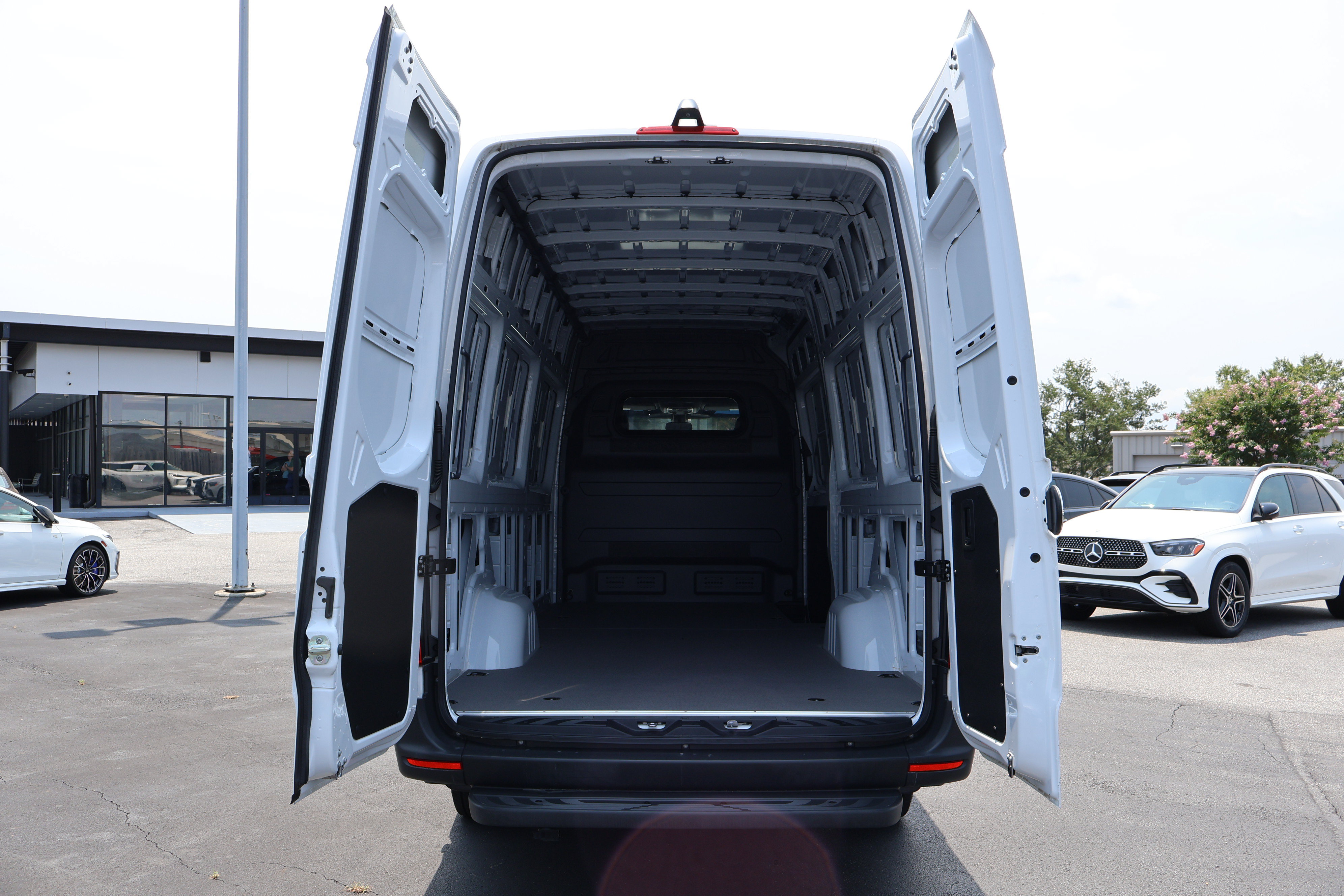 Used 2024 Mercedes-Benz eSprinter 170 Cargo image 14
