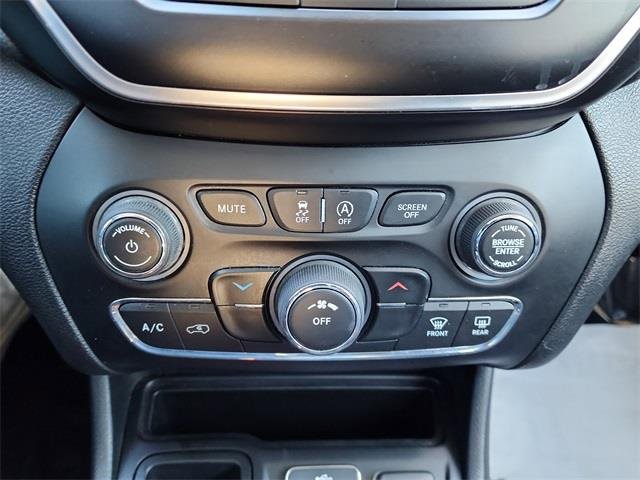 Used 2019 Jeep Cherokee Latitude w/ Popular Appearance Group image 21