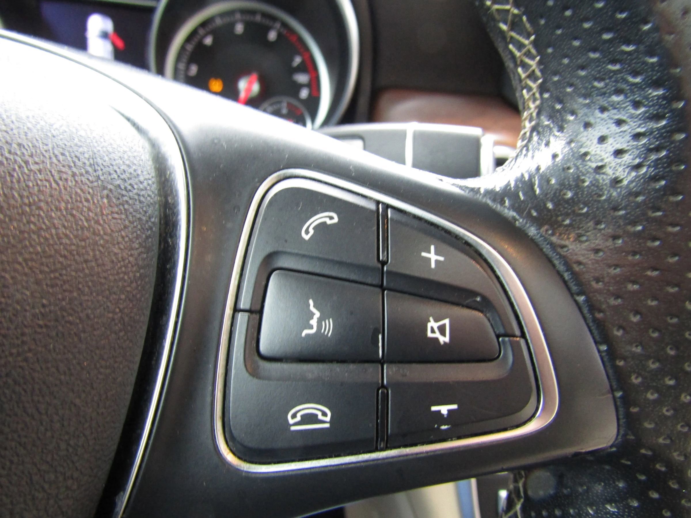 Used 2020 Mercedes-Benz GLA 250 4MATIC w/ Premium Package image 33