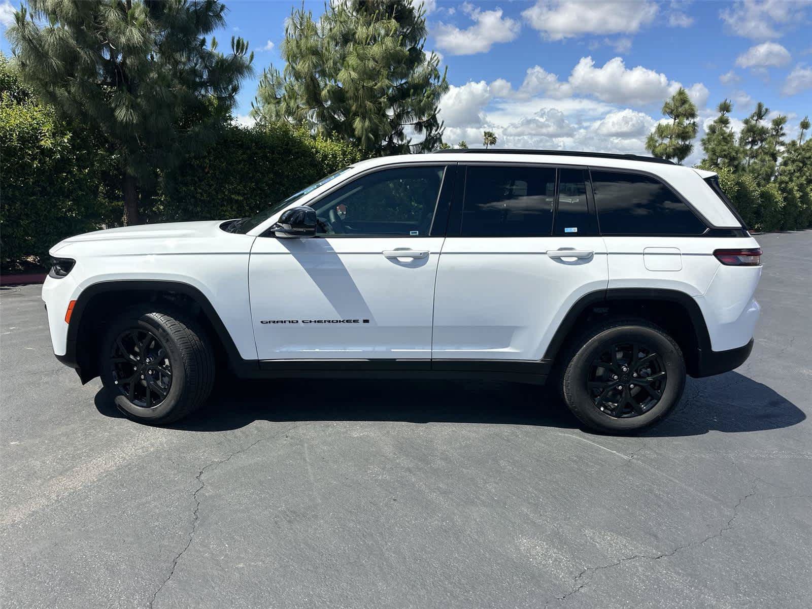 Used 2026 Jeep Grand Cherokee Altitude RWD image 3