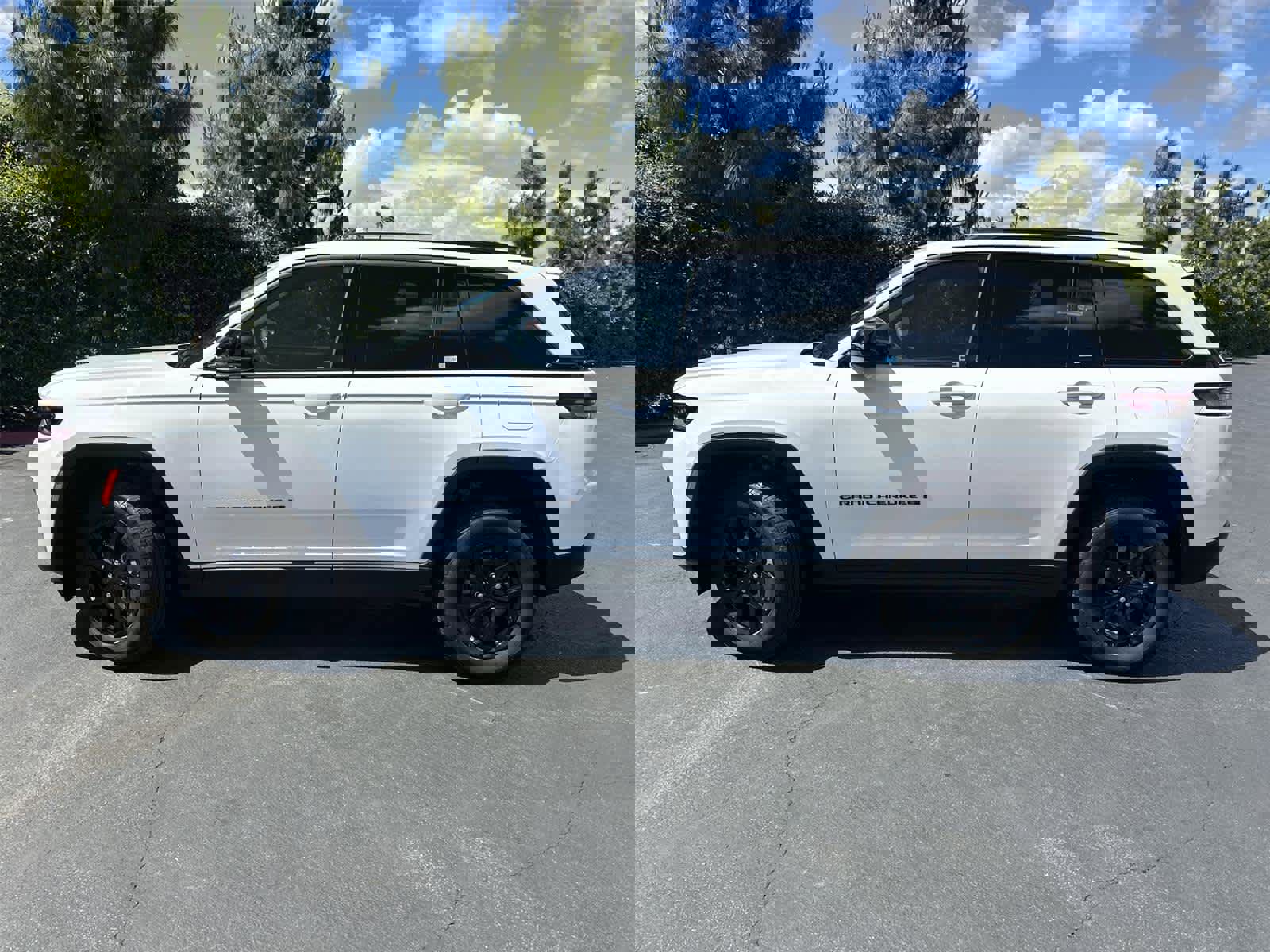 Used 2026 Jeep Grand Cherokee Altitude RWD image 3