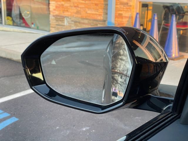 Used 2025 BMW 550e xDrive w/ Premium Package image 25