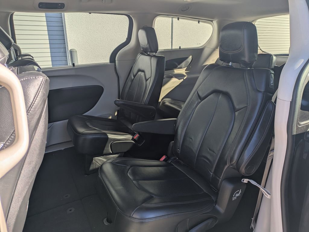 Used 2020 Chrysler Pacifica Touring-L Plus w/ Tire & Wheel Group image 17