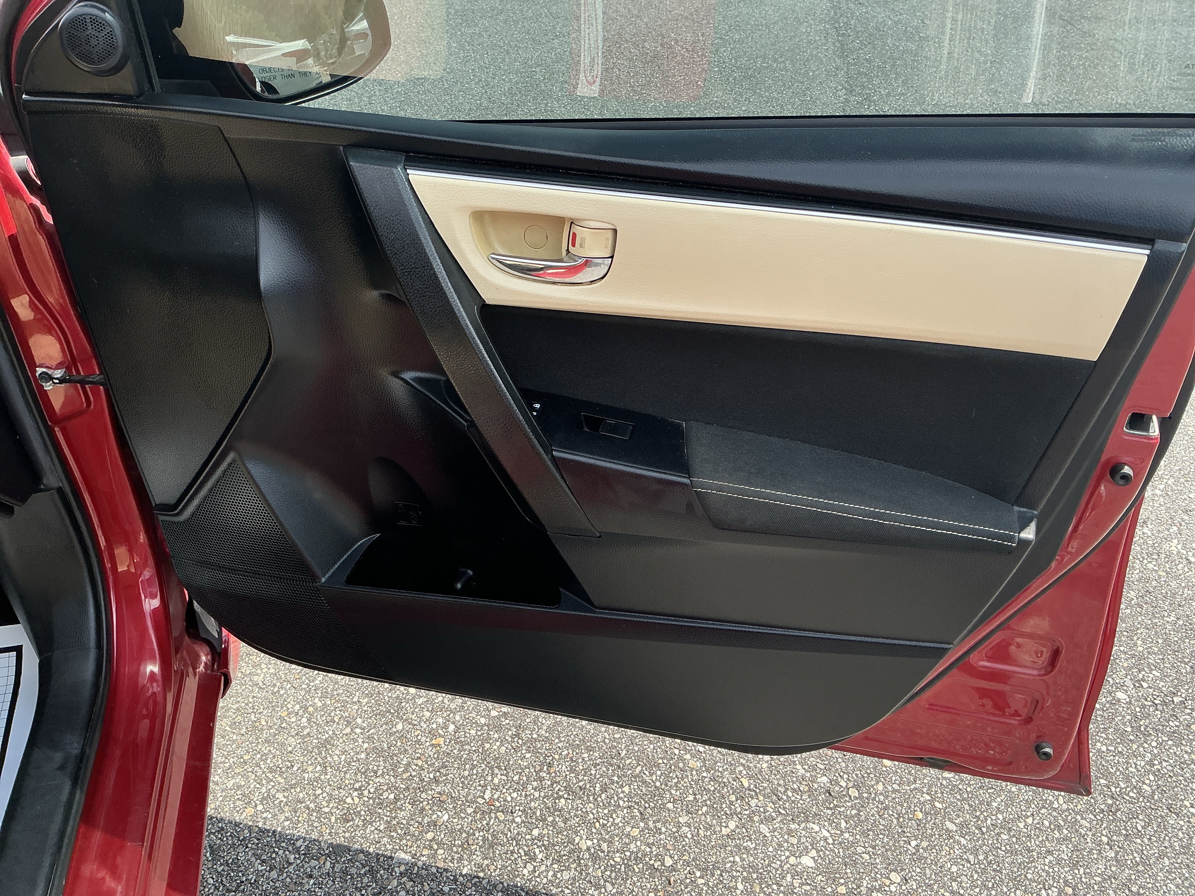 Used 2018 Toyota Corolla LE FWD image 12
