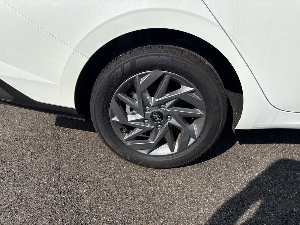 Used 2025 Hyundai Elantra Hybrid FWD image 12